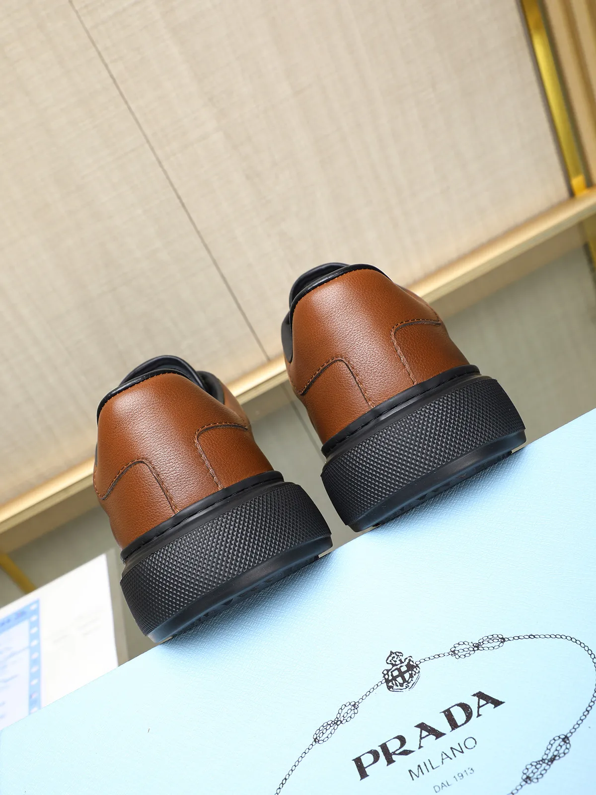 Men's shoes 💰460 Prada/Prada Men's new casual shoes, this upper is made of imported calfskin + sheep lining! The outside is decorated with the P family's classic metal triangle enamel logo, and the outsole is made of non-slip sports foam ultra-light outsole, which feels good on the feet and is a fashionable and fashionable item!  Size: 38-44 (45 customized)